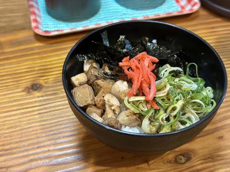 A fragrant bowl of pork that goes well with rice, leek, green onion, red ginger, JPG
