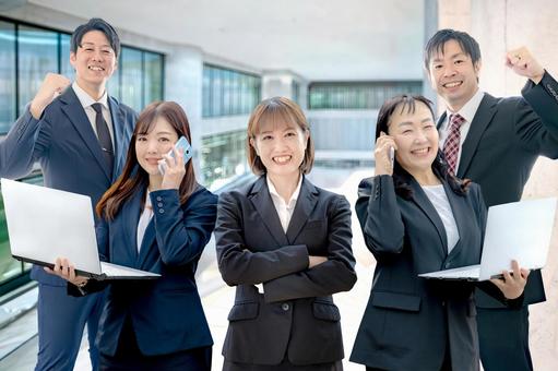 企業のビジネスネーム 企業のビジネスネーム ビジネス,スーツ,笑顔の写真素材