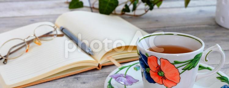 花柄のティーカップ　カフェのテーブル ティーカップ,花柄,休憩時間の写真素材