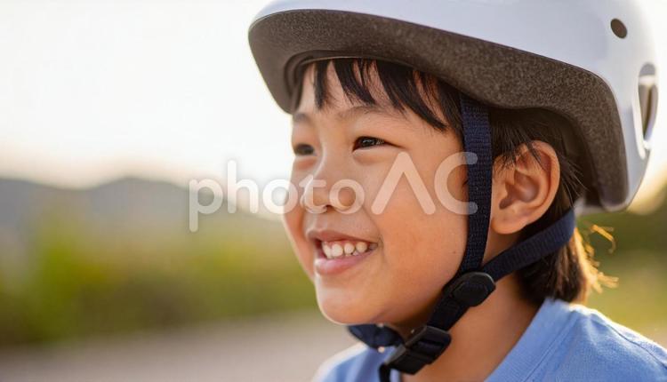 自転車用ヘルメットをかぶる男の子 自転車ヘルメット,衣料,カジュアルの写真素材