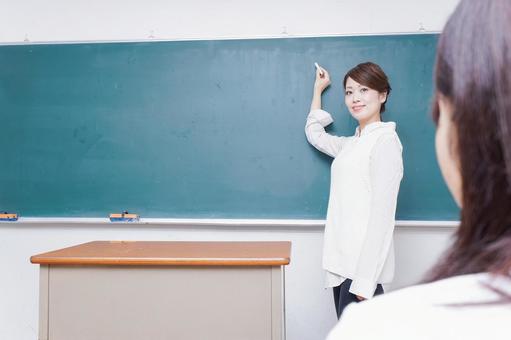 学校で授業をする教師 学校で授業をする教師 授業,大学,指導の写真素材