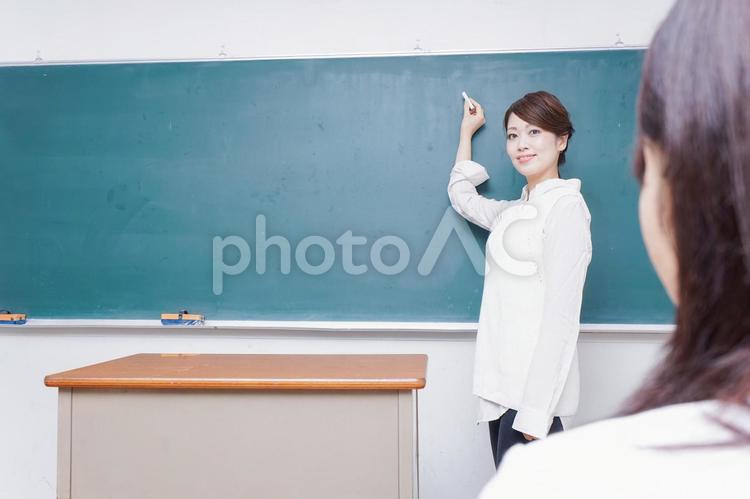 学校で授業をする教師 授業,大学,指導の写真素材