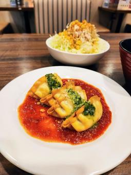 揚げギョウザトマトバジルソース 揚げ物,ギョウザ,揚げ餃子の写真素材