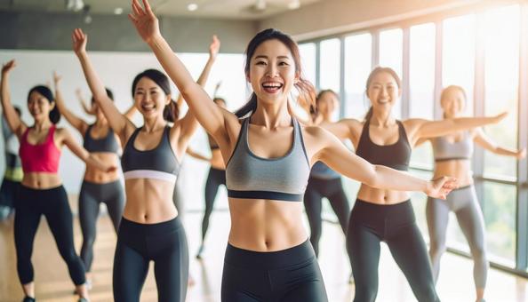 エアロビクスを笑顔で踊る日本人女性たち エアロビクスを笑顔で踊る日本人女性たちの写真