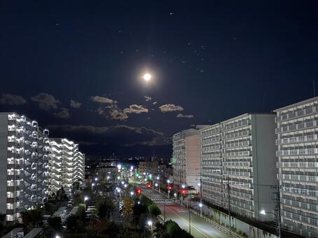 月明かりと町なみ 夜景,夜,ネオンの写真素材