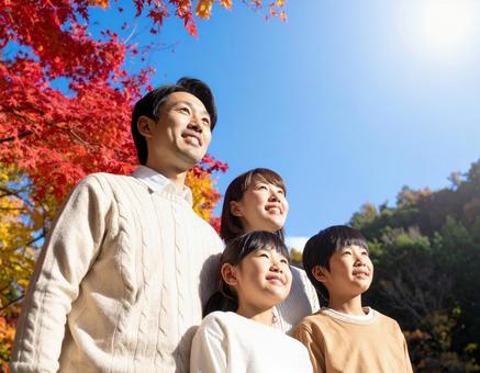 秋の紅葉を鑑賞する家族 秋の紅葉を鑑賞する家族の写真