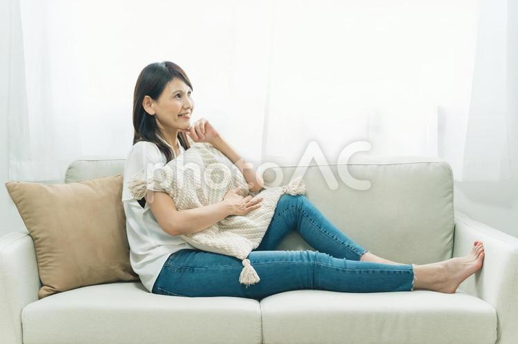 ソファに座るミドル世代の女性 女性,主婦,母の日の写真素材