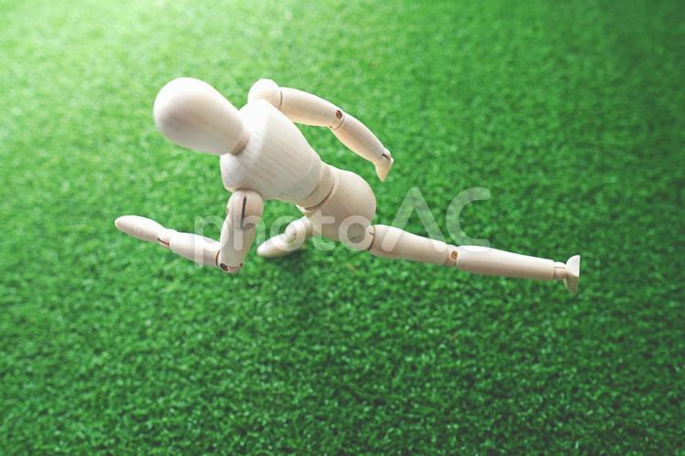 明るい日差しに向かって走るデッサン人形 走る,芝生,日差しの写真素材