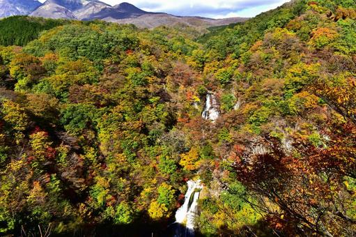日光に流れる紅葉真っ盛りの秋の霧降ノ滝 日光に流れる紅葉真っ盛りの秋の霧降ノ滝の写真