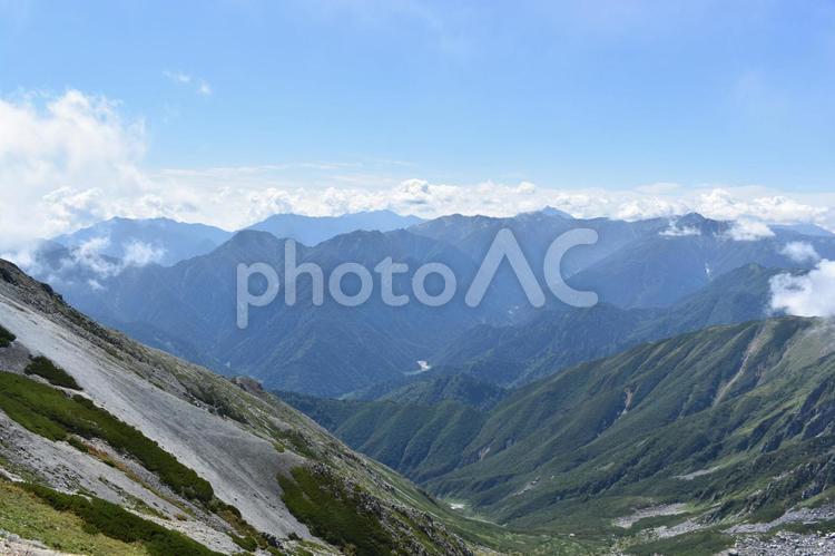 立山の登山風景（黒部アルペンルート） 空,雲,北アルプスの写真素材