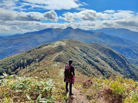 紅葉を眺める登山者 紅葉を眺める登山者の写真
