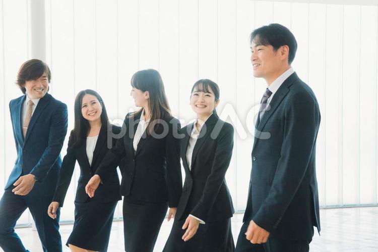 スーツの会社員（歩く） ビジネス,ビジネスマン,スーツの写真素材