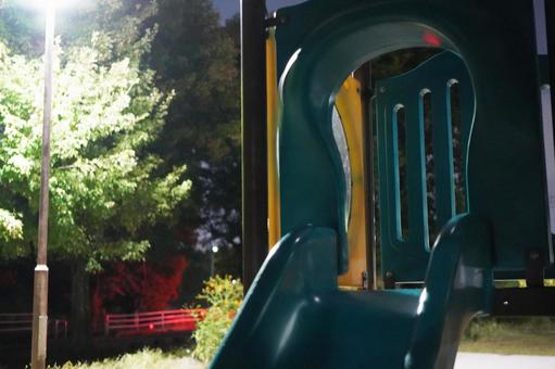 夜の公園のすべり台2の写真