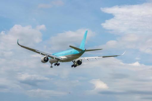 夏空を割って飛ぶ 飛行機,航空機,旅客機の写真素材
