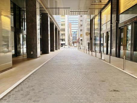 朝の銀座三越の石畳 朝の銀座三越の石畳の写真