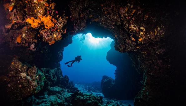 島の水中洞窟 島の水中洞窟の写真