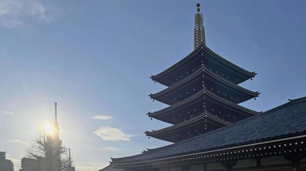 坂東33観音 13番 浅草寺 朝日と2塔 坂東33観音 13番 浅草寺 朝日と2塔 浅草寺,金龍山,五重塔の写真素材