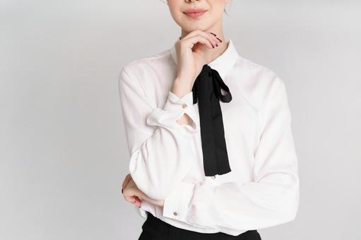 顎に手を当てポーズする女性の口元 顎に手を当てポーズする女性の口元の写真