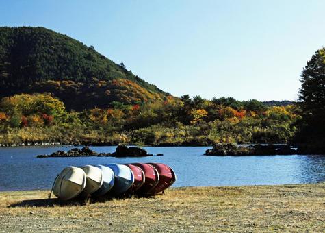 丘に上がった小舟 夏の終焉,ボート,レジャーの写真素材