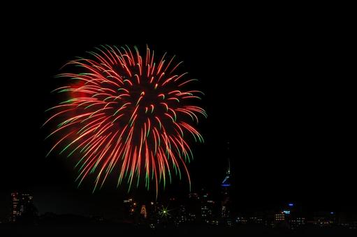 夜景と赤と緑の打ち上げ花火 夜景と赤と緑の打ち上げ花火の写真