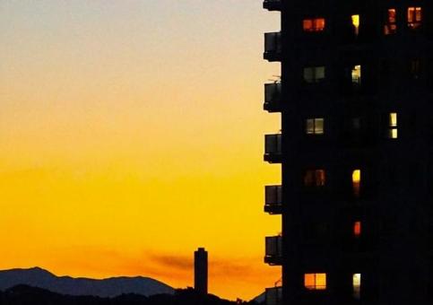 ビル越しの夕空 ビル越しの夕空の写真