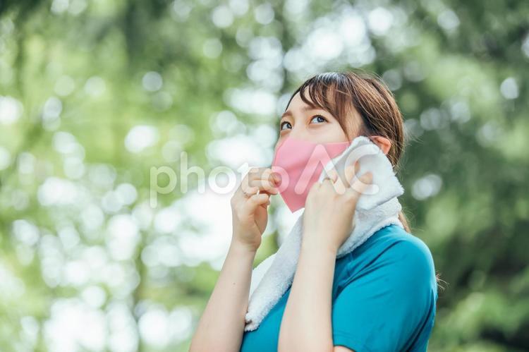 汗を拭う女性　running 汗,女性,運動の写真素材