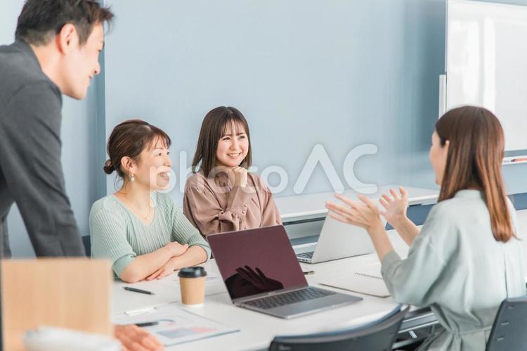 会議・ミーティングをするビジネスウーマン 企画,アイデア,戦略の写真素材