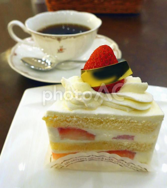 イチゴのショートケーキとホットコーヒー イチゴ,ショートケーキ,定番の写真素材