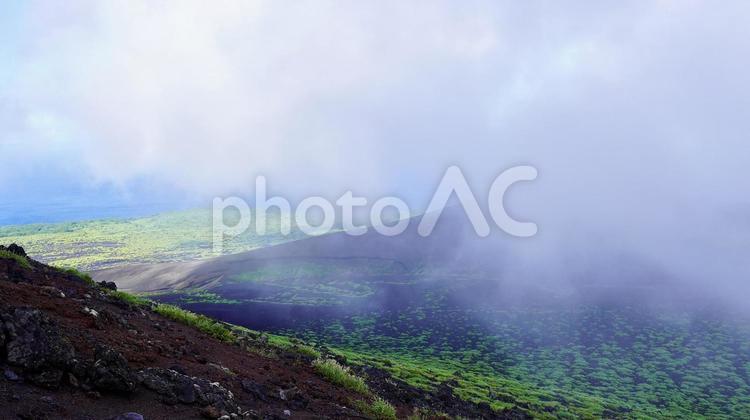 霧がかかった伊豆大島裏砂漠と太平洋 火山,砂漠,裏砂漠の写真素材