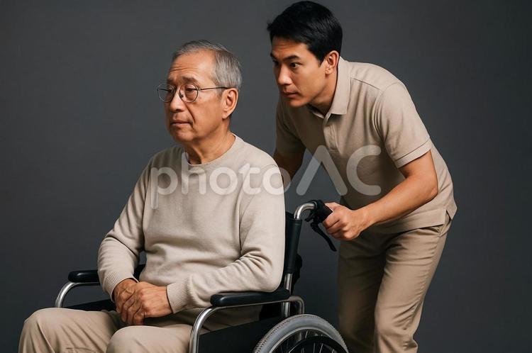 車椅子の補助をする介護士・高齢者・福祉 介護士,車椅子,高齢者の写真素材