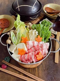 豚バラ鍋 煮込み前 豚バラ鍋 煮込み前 豚バラ肉鍋,鍋料理,肉鍋の写真素材
