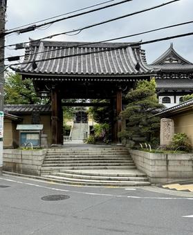 平井聖天　燈明寺　門の前 門前,石灯籠,灯りの写真素材