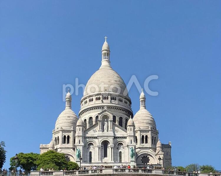 青空に映える白亜のサクレクール寺院 モンマルトル,モンマルトルの丘,フランスの写真素材