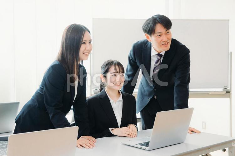 コミュニケーションをとる会社員（3人） ビジネス,打ち合わせ,ミーティングの写真素材