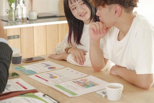 FPによる保険や資産形成の話し合い FPによる保険や資産形成の話し合い 保険,生命保険,医療保険の写真素材