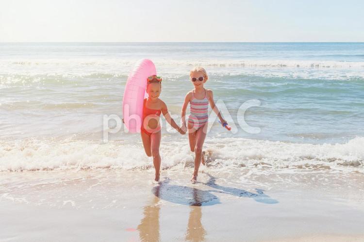 波打ち際で走る女の子たち 子ども,夏休み,女の子の写真素材