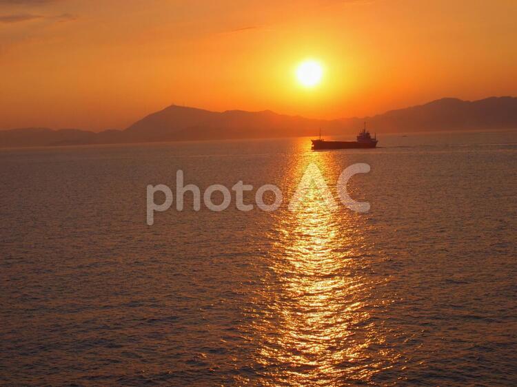 夕焼けの船と海 夕日,船,海の写真素材