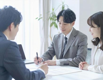 契約する夫婦 契約する夫婦の写真