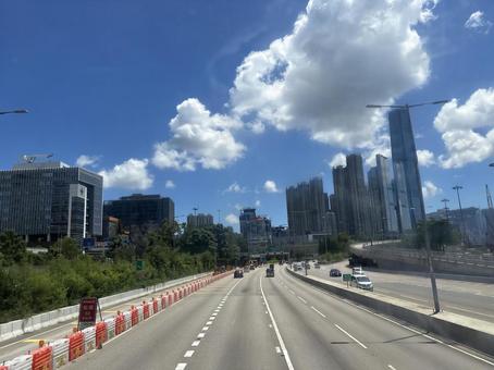 青空と高層ビルが広がる香港の都会的な風景 香港,高層ビル,青空の写真素材
