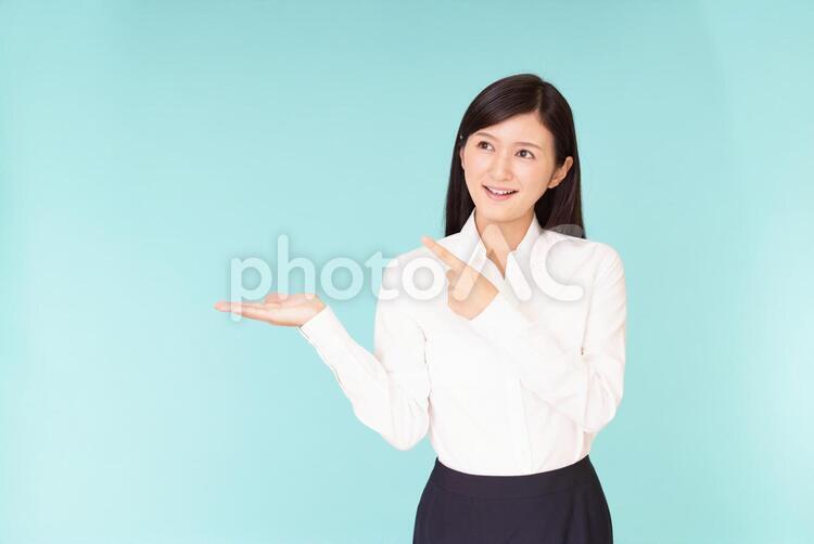 指示する笑顔の女性 日本人,女性,人物の写真素材