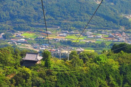 徳島県-ロープウェイから仁王門と高灯籠 徳島県-ロープウェイから仁王門と高灯籠 箸蔵寺,寺,宝珠山の写真素材