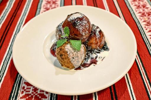 ルーマニアの揚げドーナツ「パパナシ」 パパナシ,ルーマニア,揚げドーナツの写真素材