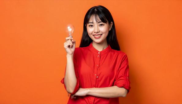 アイデアが浮かんだ笑顔の若い日本人女性の写真