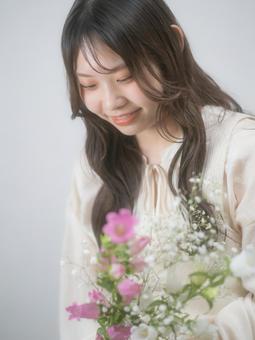 24:花束を持つ女性 24:花束を持つ女性 女性,女の子,人物の写真素材