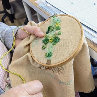 刺繍を楽しむ手元 刺繍を楽しむ手元の写真