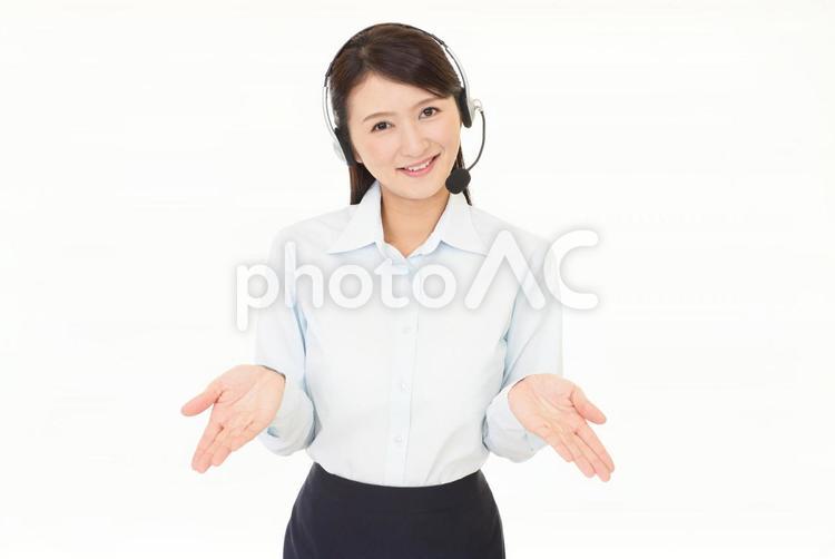 案内する笑顔のオペレーター 女性,オペレーター,女の写真素材