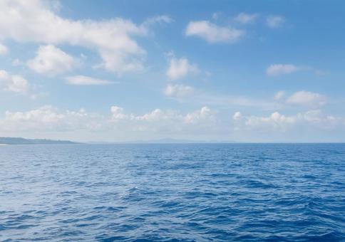 夏の海と空の写真