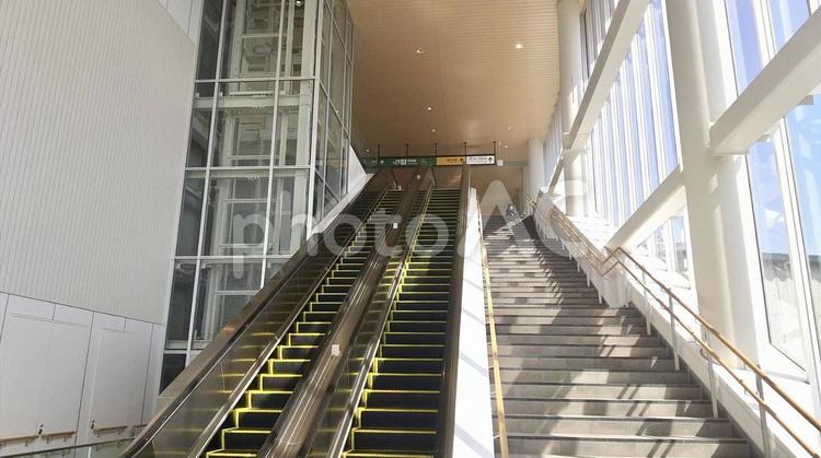 駅　階段とエスカレーター エスカレーター,駅,階段の写真素材