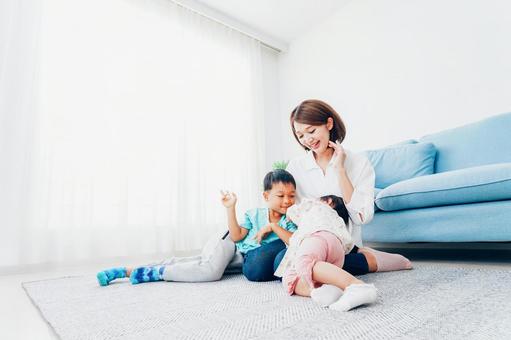 家で子どもたちと遊ぶ若い主婦 家で子どもたちと遊ぶ若い主婦 あやす,未就園児,明るいの写真素材