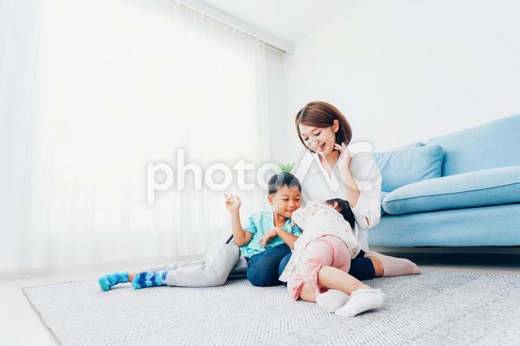家で子どもたちと遊ぶ若い主婦 あやす,未就園児,明るいの写真素材